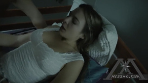 Младшая сестра раздвинула ноги перед братом