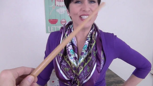 Коротко стриженая теща делает минет зятю на твёрдую пятерку