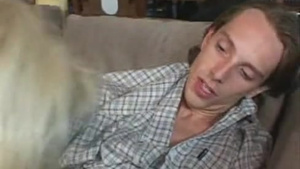 Светлая бабушка в чулках и внук решили пылко поебаться на диване