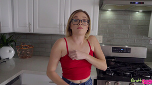 Хватит убираться сестра, давай я лучше трахну тебя раком на кухне